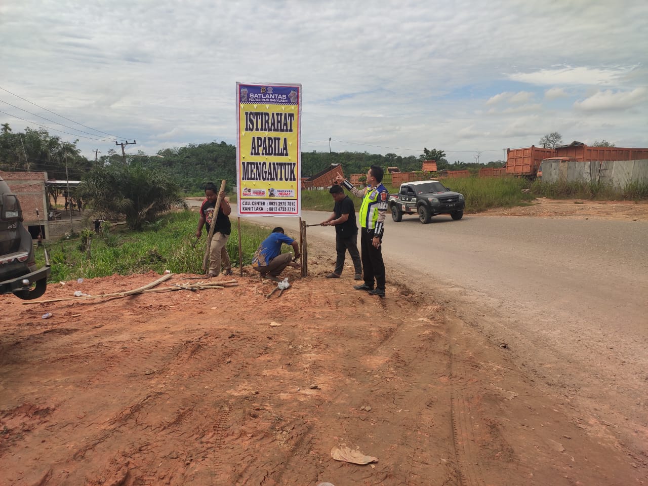 Jelang Natal dan Tahun Baru, Satlantas Polres Musi Banyuasin Sebar Baleho Himbauan di Jalan Negara