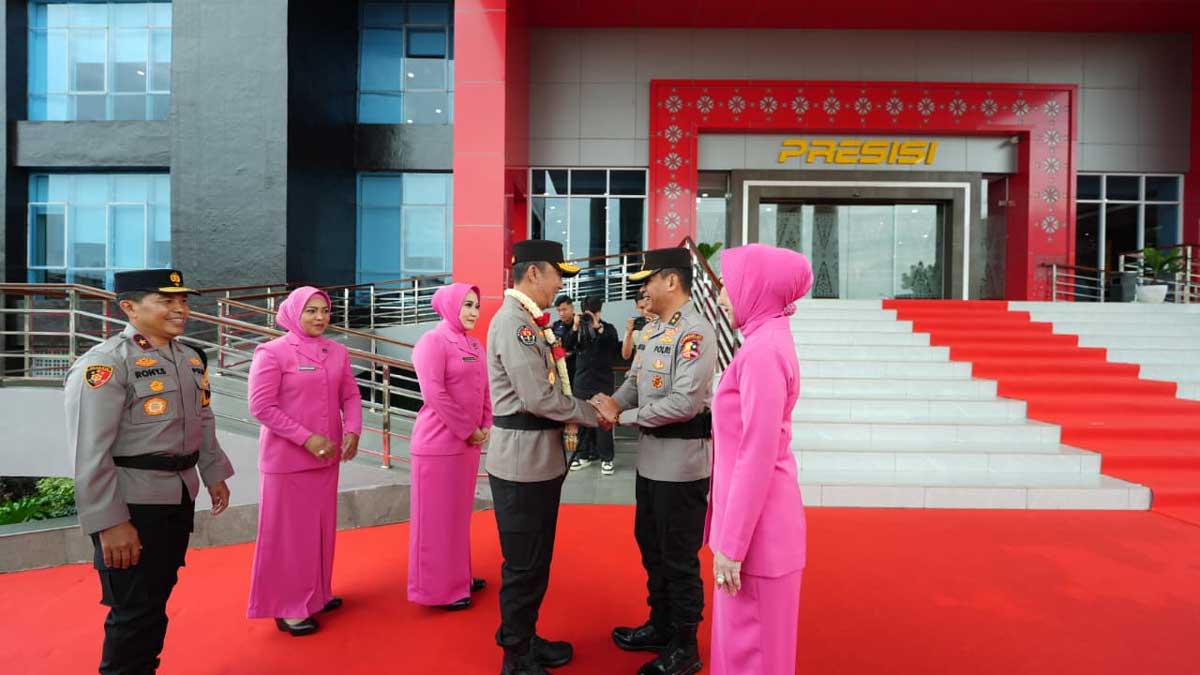 Penuh Khidmat! Intip Prosesi Pedang Pora Sambut Kapolda Sumsel Baru Irjen Pol Sandi Nugroho