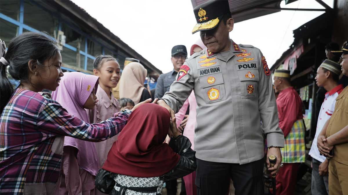 Polda Sumsel Gelar Baksos di Banyuasin, Bagikan Sembako dan Solar Cell