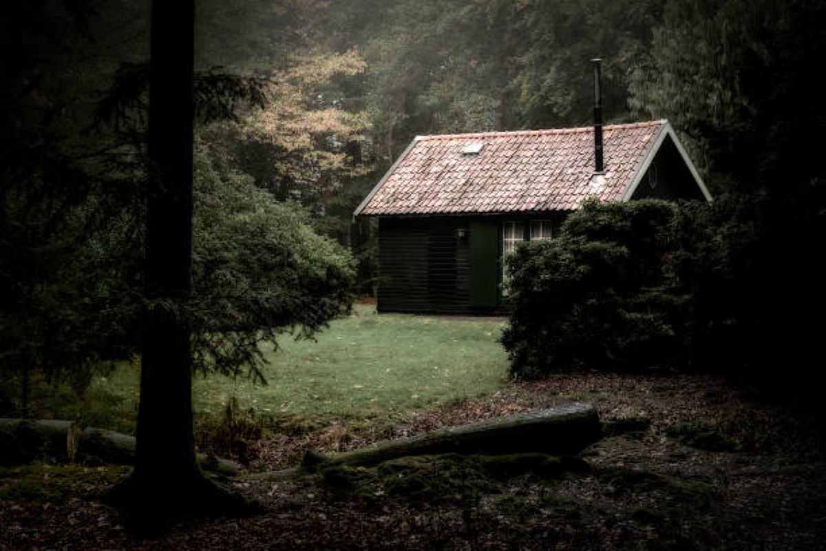 Rumah Ini Berdiri di Hutan Angker Alas Gumitir, Tak Ada Tetangga dan Listrik, Siapa Penghuninya?