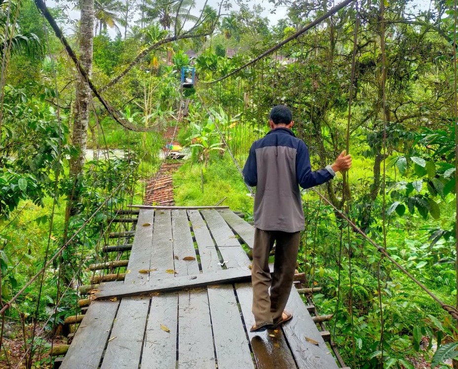 Jembatan Gantung Penghubung Dua Desa Putus