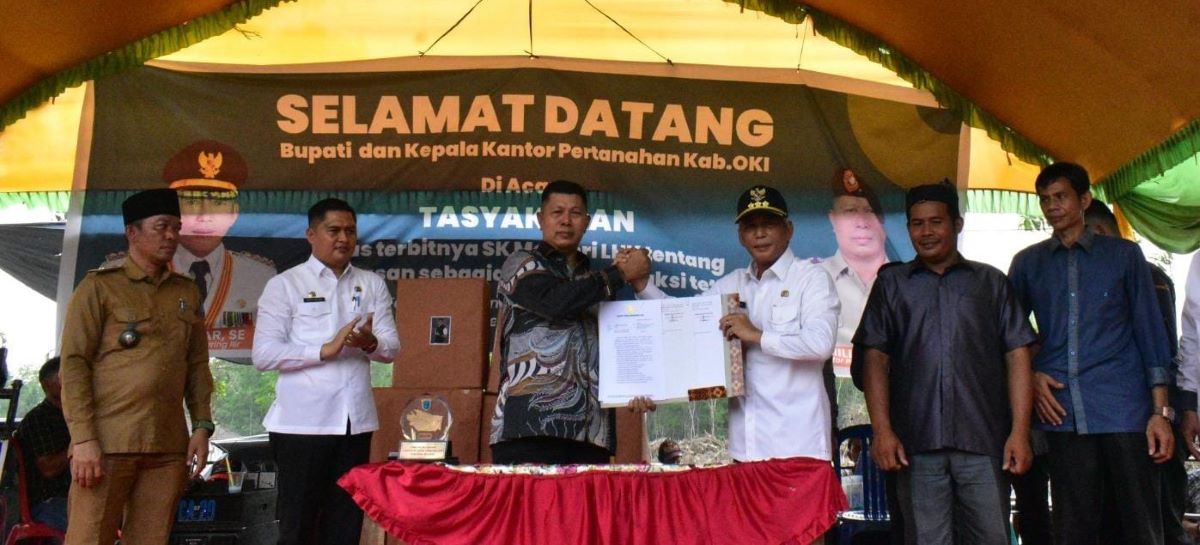 Kado Jelang Akhir Jabatan, Bupati OKI Serahkan SK Pelepasan 2,2 Ribu Ha Kawasan Hutan untuk Rakyat