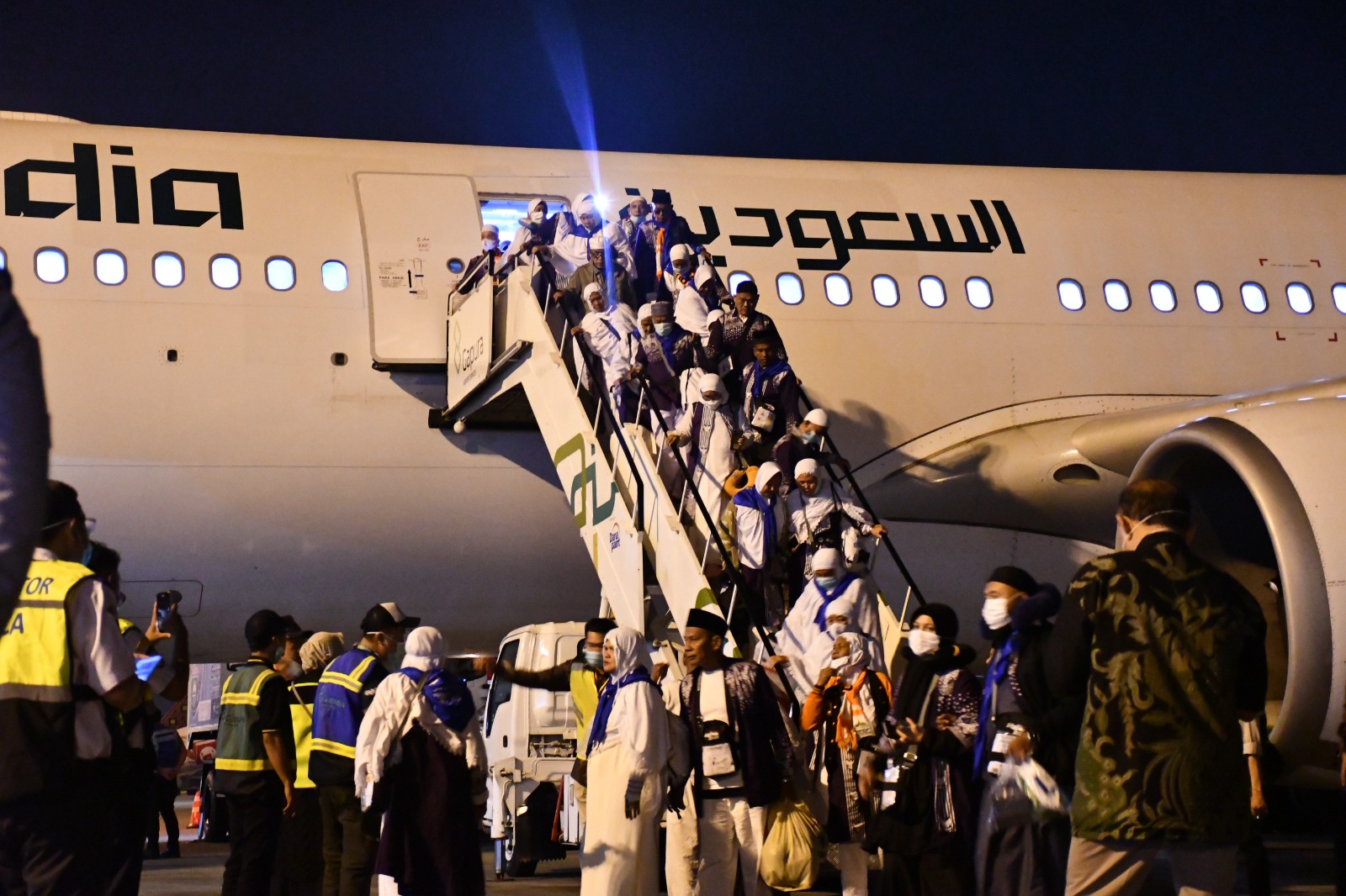 Sekda Sumsel Sambut Kedatangan 368 Jemaah Haji Kloter 1 Debarkasi Palembang