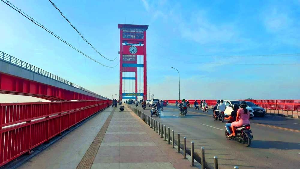 Membentang 1.177 Meter di Atas Sungai Musi, Bagian Tengah Jembatan Ini Dulu Butuh 30 Menit untuk Naik Turun
