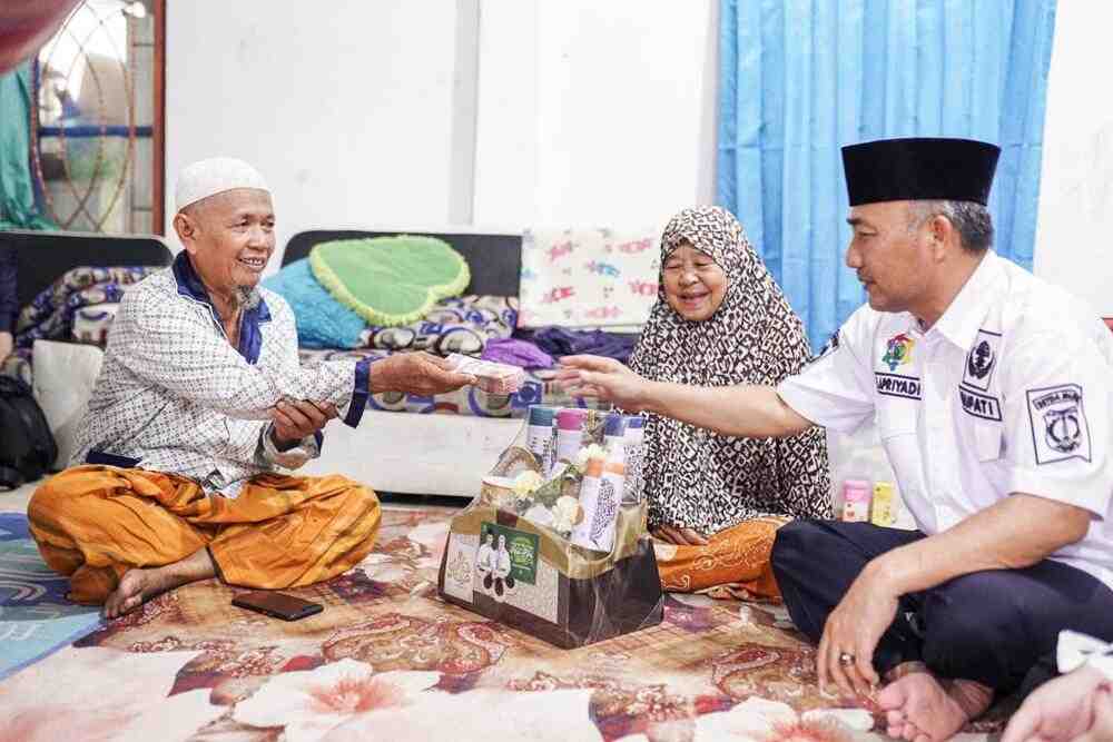 Apriyadi Bantu Pelunasan Biaya Haji Suami-Istri Marbot Masjid di Sekayu