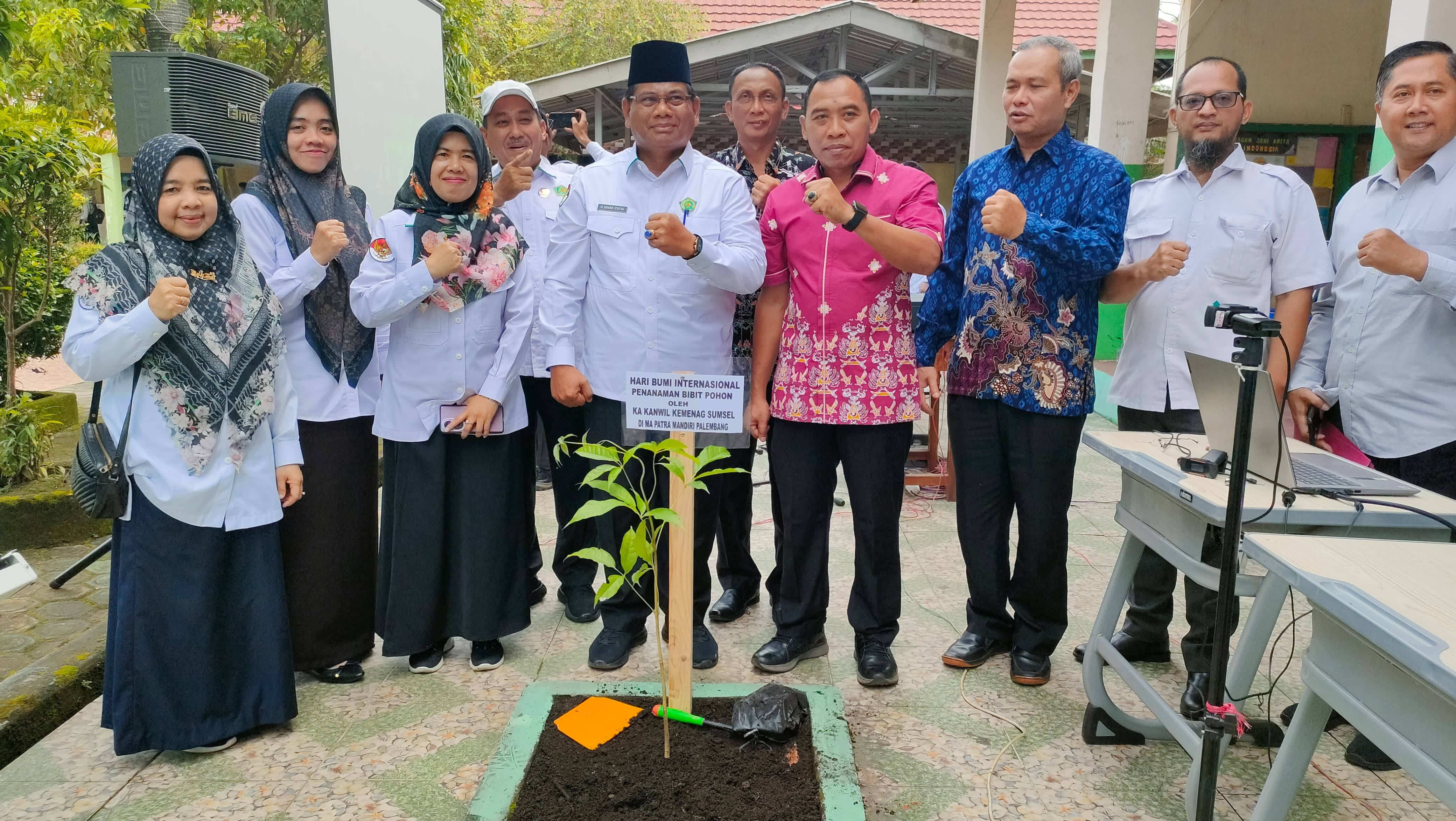 Sukseskan Gerakan Penanaman 1 Juta Pohon Matoa, Kemenag Sumsel Tanam 5.645 Bibit Pohon