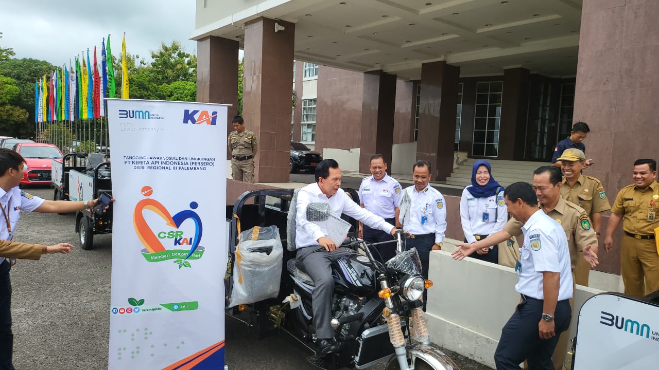 PT KAI Divre III Berikan CSR 5 Unit Motor Angkut Sampah ke Prabumulih