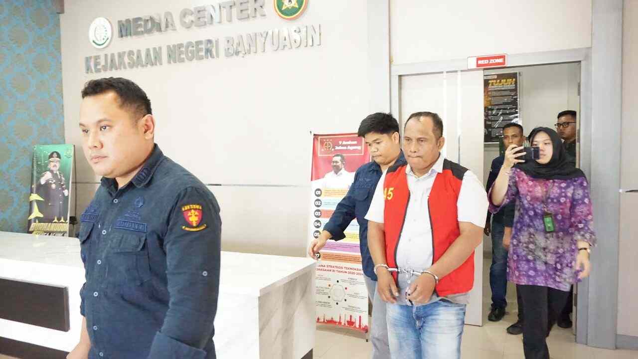 Ditetapkan Tersangka Dugaan Korupsi Dana Desa Rp418 Juta, Oknum Kades Sebokor Langsung Ditahan  