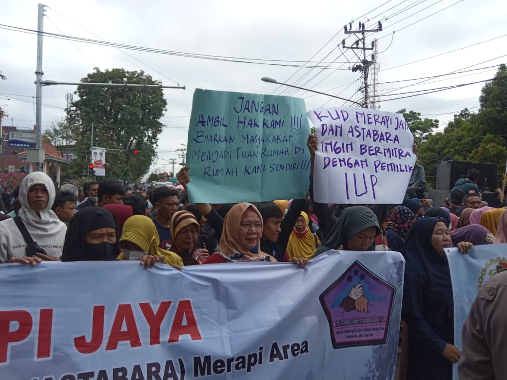 Ratusan Emak-enak di Lahat Demo di Depan Gedung PN Lahat, Minta Legalkan Tambang Rakyat