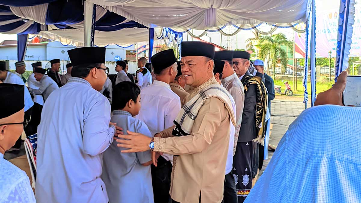 Penuh Khidmat! Bupati Joncik Muhammad Salat Idul Fitri Bersama Ribuan Warga Empat Lawang