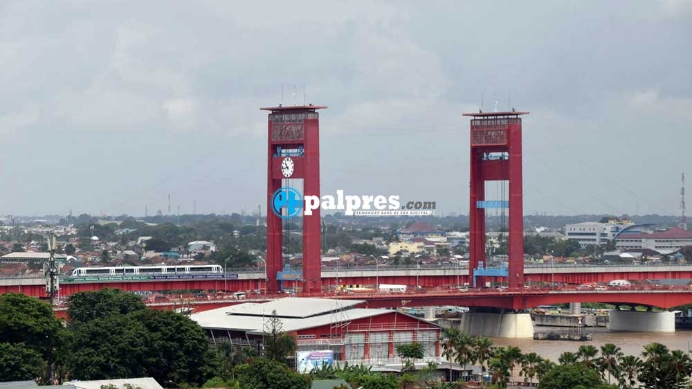 PENUH MAKNA! Ini 5 Alasan Jembatan Ampera Dicat Warna Merah 