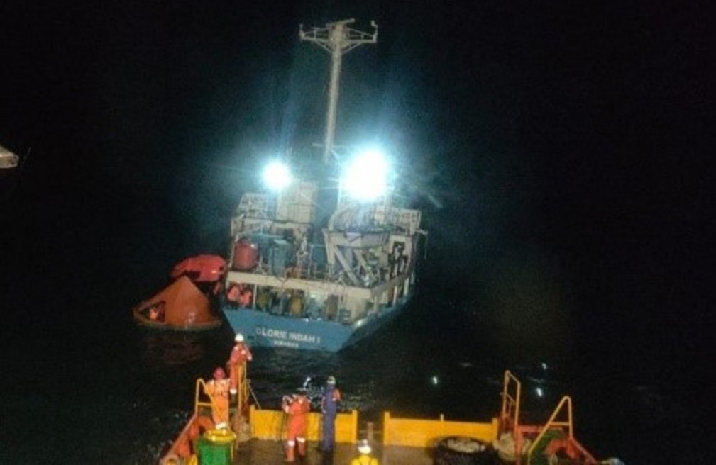 Terima Sinyal Darurat, Tim PHE ONWJ Selamatkan 18 Awak Kapal Kargo Glorie Indah 1 yang Karam 