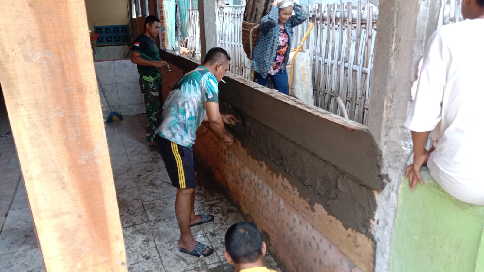 Dinding Bagian Bawah Masjid Nurul Iman Diplester Personel TMMD