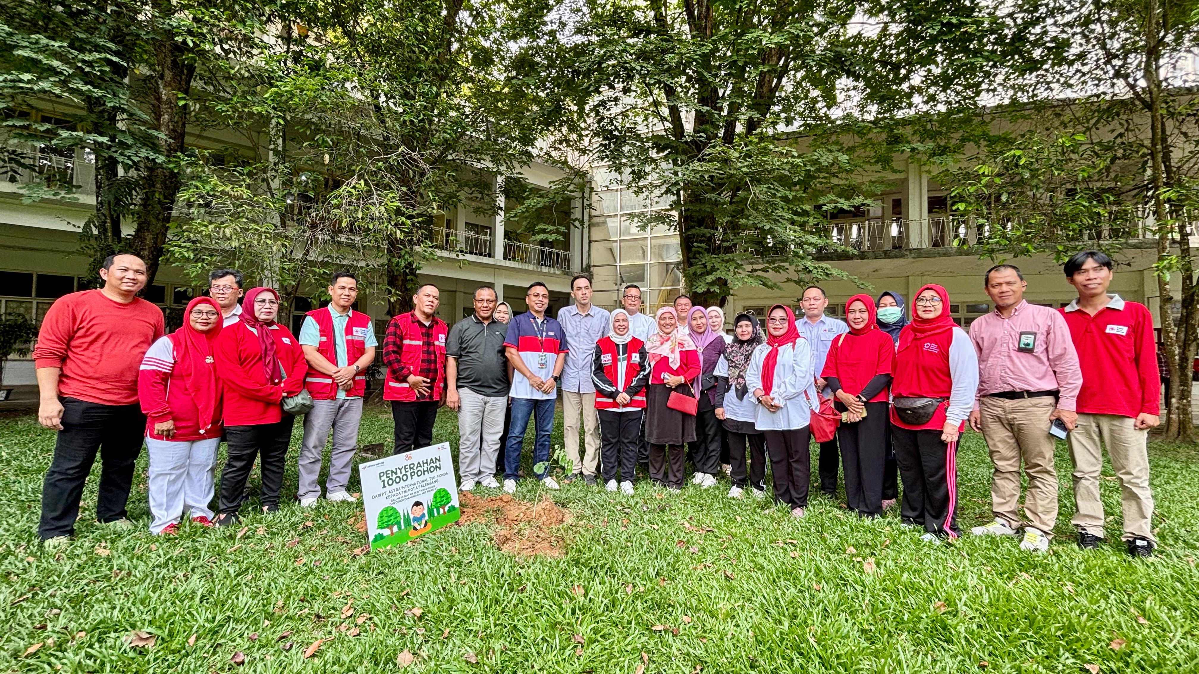 Astra Motor Sumsel Wujudkan Kepedulian Lingkungan di HUT PMI ke-80 lewat 1.000 Bibit Pohon