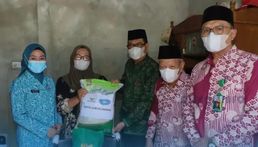 TP PKK dan BAZNAS Kota Lubuk Linggau Salurkan Dana Kesehatan Bagi yang Membutuhkan