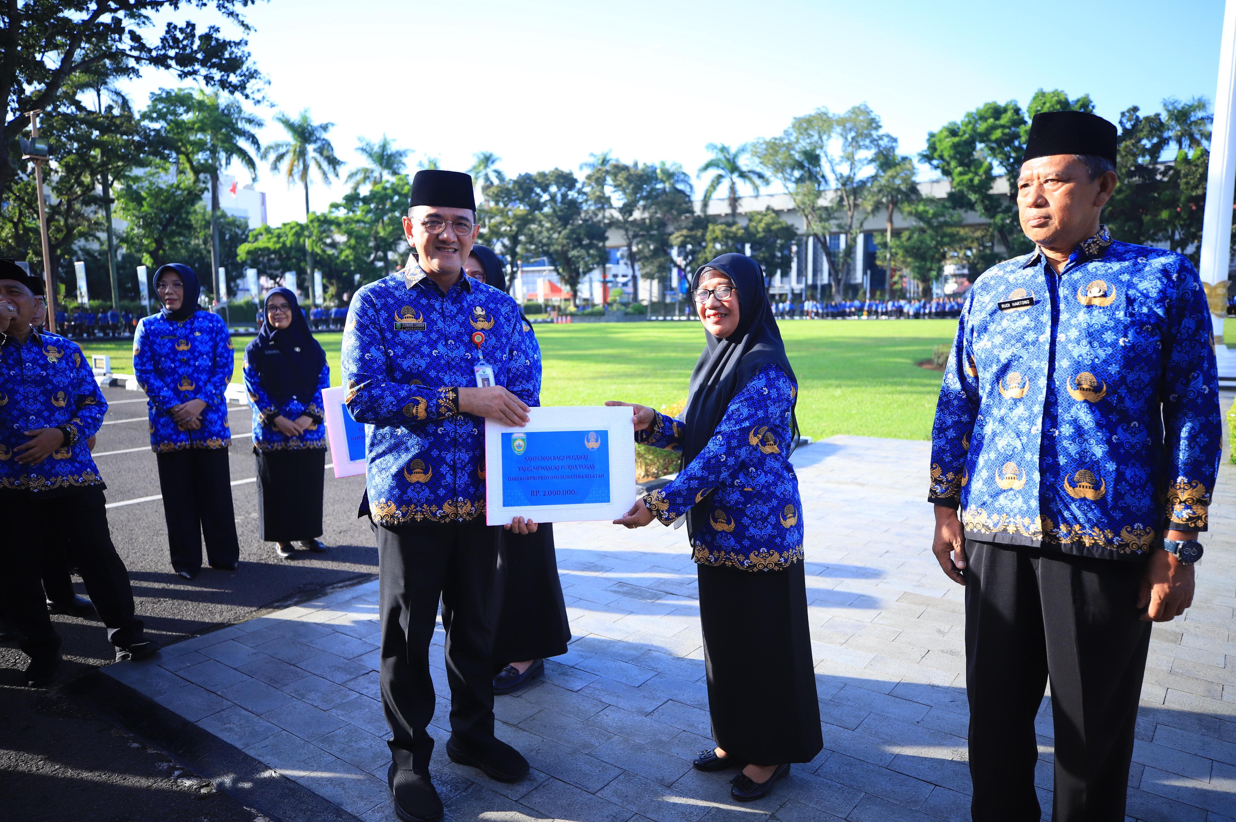 Pimpin Apel Gabungan Korpri Sumsel: Sekda Edward Candra Serahkan Santunan bagi 125 ASN Purna Tugas