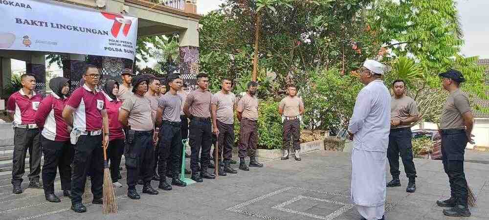 Personel Polda Sumsel Datangi Pura Agung Sriwijaya Palembang, Ada Apa Ya?