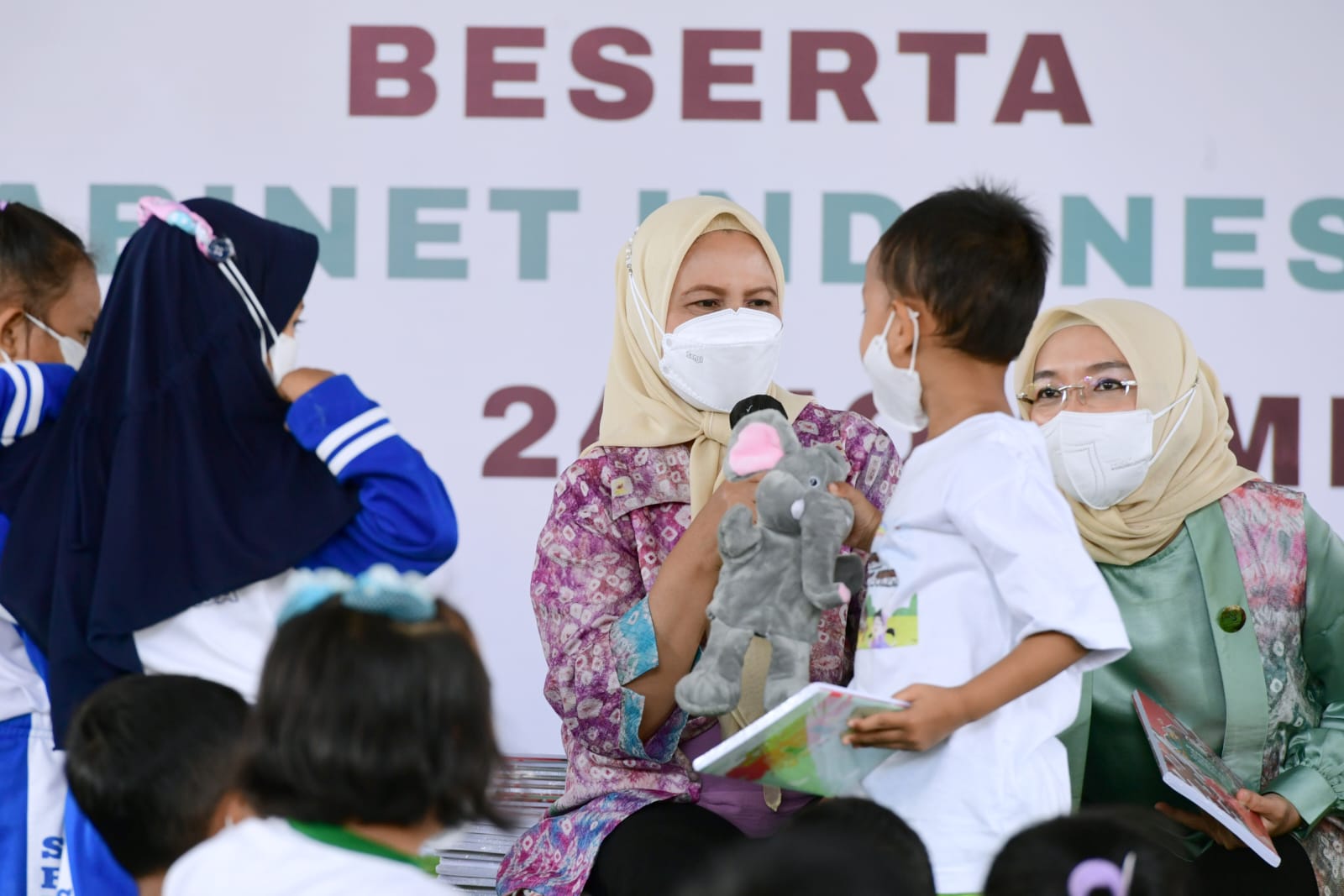 Ibu Negara Iriana Joko Widodo Bermain dengan Anak PAUD di Palembang, Tebakan Hewan Diberi Bingkisan