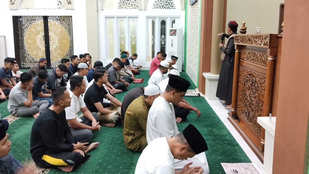PJU Polda Sumsel Dengarkan Tausiyah Ustaz Yurzan LC di Masjid Al-Aman Komplek Pakri