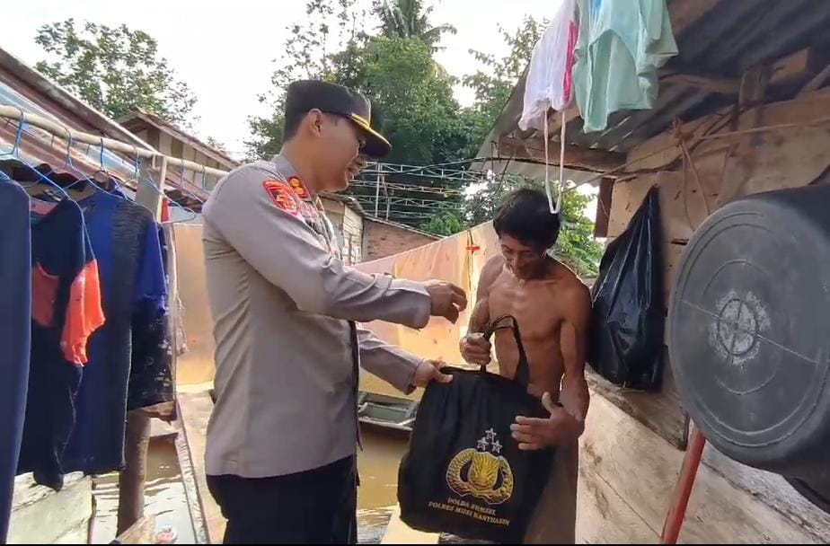 Ringankan Beban Warga Terdampak Banjir, Kapolres Muba Bagikan 200 Paket Sembako di 3 Kecamatan