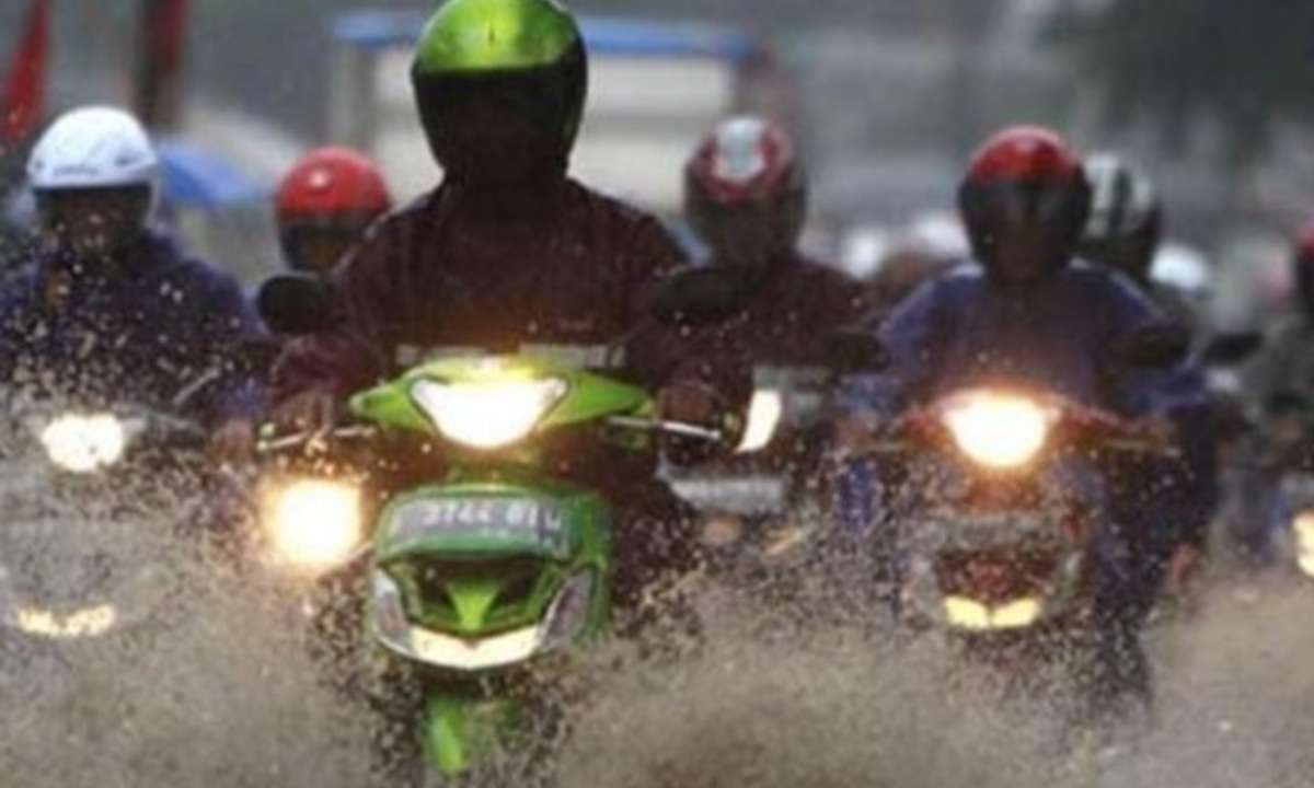 5 Tips Motoran Saat Hujan, Nomor 4 Jangan Lupa Selalu Bawa Barang Ini