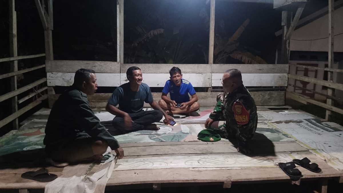 Siskamling Rasa Diskusi: Momen Babinsa dan Warga Lahat Kompak Jaga Kampung Tetap Aman