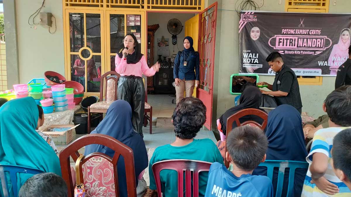 Aksi Nyata! Fitri-Nandri Beri Layanan Potong Rambut Gratis, Jamin Pendidikan dan Kesehatan Gratis