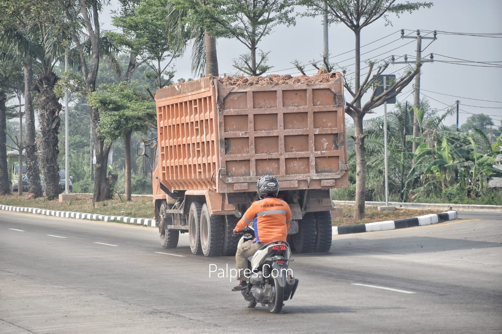 Wajib Tahu, Tips Cari Aman Saat Berkendara di Belakang Kendaraan Besar dari Astra Motor Sumsel