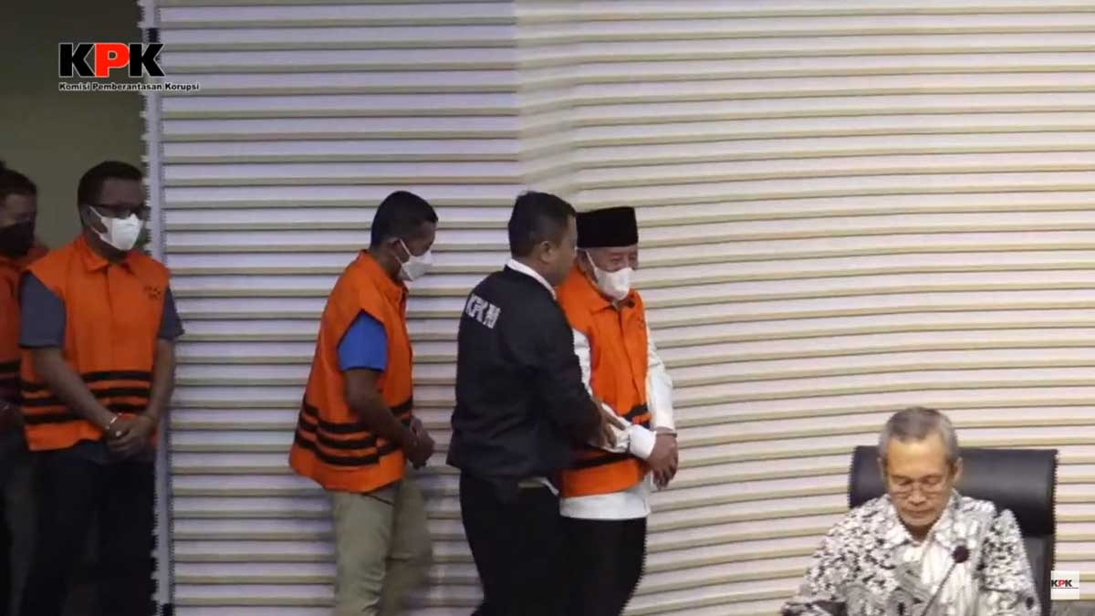Pakai Rompi Orange!, Gubernur Maluku Utara Resmi Ditahan KPK Bersama 6 Tersangka Lainnya