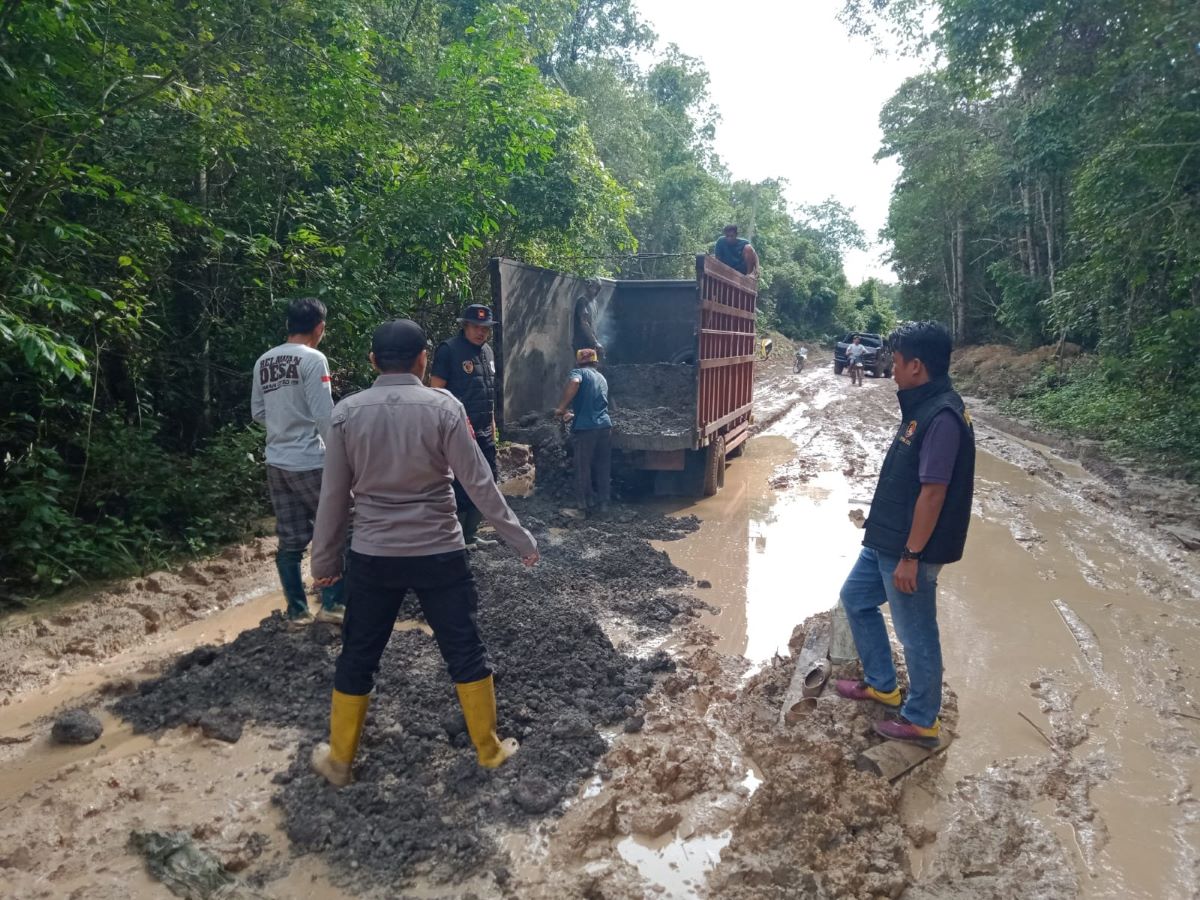 Perbaikan Jalan dengan Bongkaran Aspal Tol, Polisi dan Warga Gotong Royong
