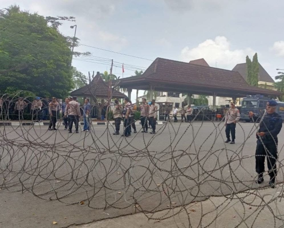  Ratusan Personel Gabungan Amankan Aksi Demo di DPRD Sumsel
