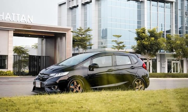 5 Perbedaan Dari Honda Jazz dan Toyota Yaris, Mana yang Lebih Worth It?