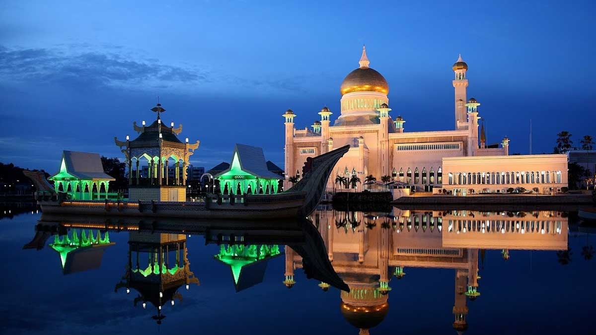 Masjid Ini Miliki Kubah Emas yang Sangat Memukau, Jadi Landmark Negeri Sultan Bolkiah