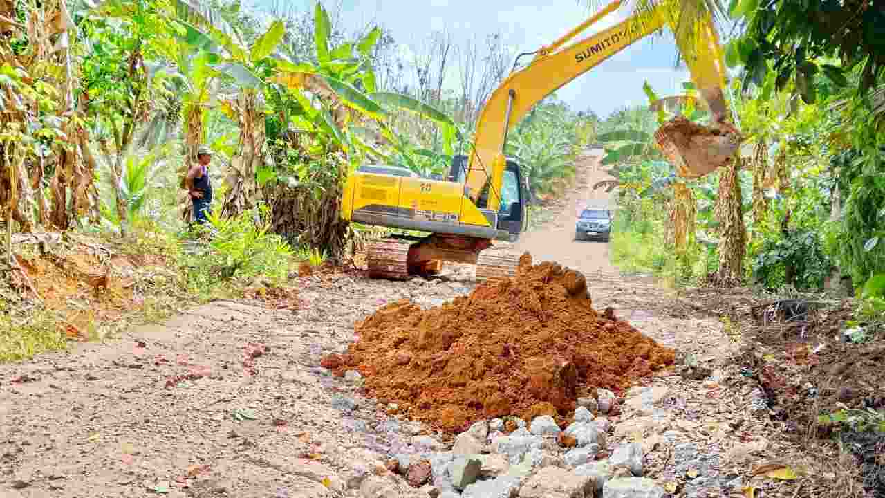Antisipasi Terisolir, Warga 5 Desa di OKU Kompak Swadaya Perbaiki Jalan Rusak