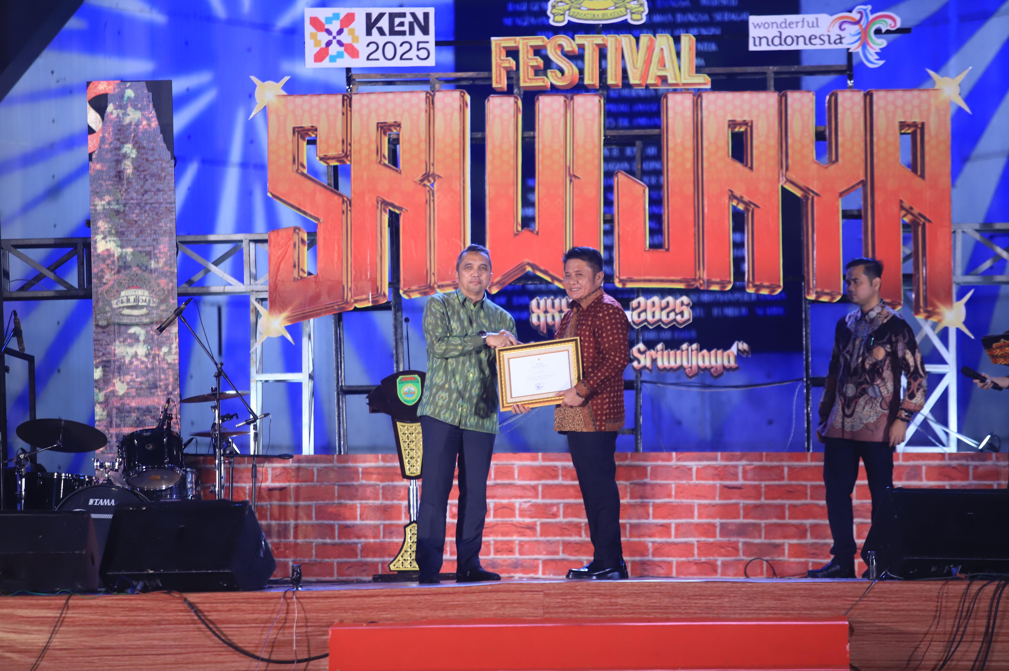 Festival Sriwijaya ke-33 Resmi Dibuka, Gubernur Sumsel Herman Deru Terima Penghargaan KEN 2024 dari Kemenparek