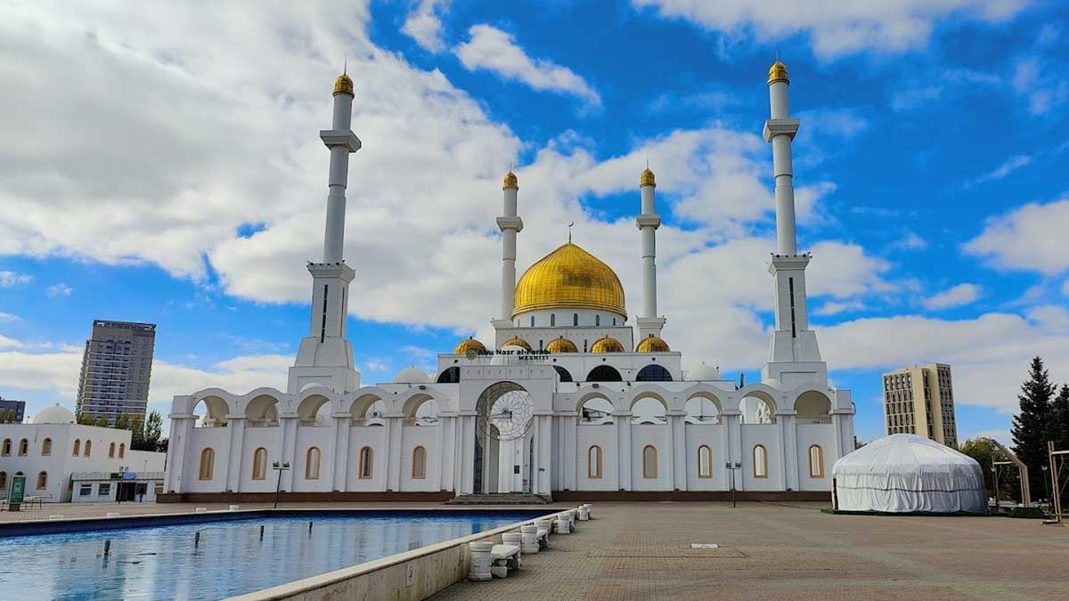 Masjid Terbesar di Asia Tengah Ini Miliki Kubah Emas yang Indah, Bergaya Arsitektur Islam klasik