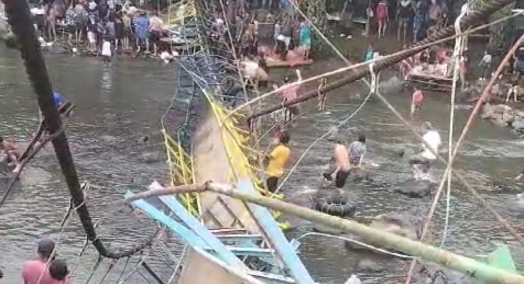 Jembatan Gantung Sungai Malus Lubuk Linggau Putus, Puluhan Wisatawan Lokal Jatuh Ke Sungai