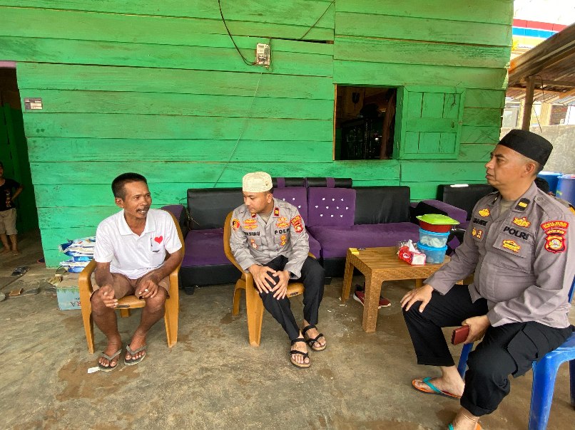 Kapolsek Keluang Kunjungi Keluarga Korban Penusukan OTD dan Berikan Bantuan
