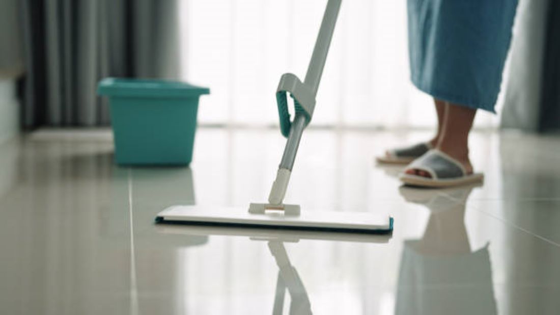 BERSIH CEMERLANG! Ini 4 Cara Cepat Menghilangkan Noda Minyak di Lantai Dapur