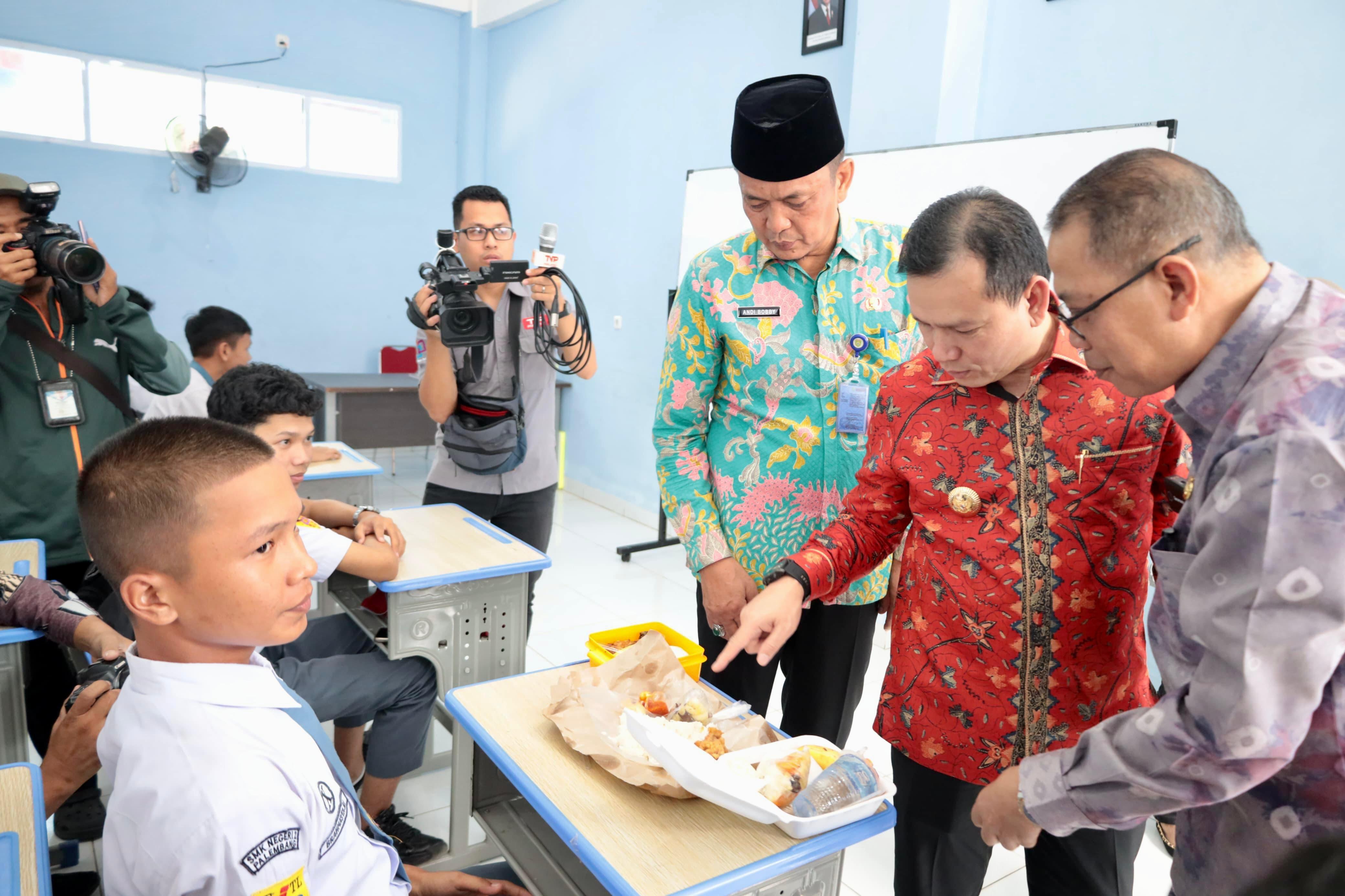 Pemprov Sumsel Tinjau Langsung Program Makan Bergizi Presiden Prabowo di SMK  Negeri 2 Palembang