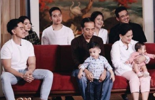  Iriana Jokowi Terjatuh di Tangga Pesawat, Gibran: Hanya Kecapaian 