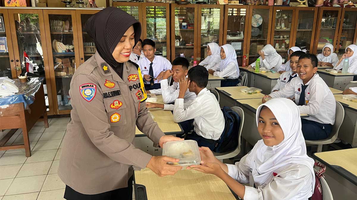 Dukung Program Asta Cita, Polda Sumsel Bagikan Makan Bergizi Gratis di SMP Negeri 19 Palembang