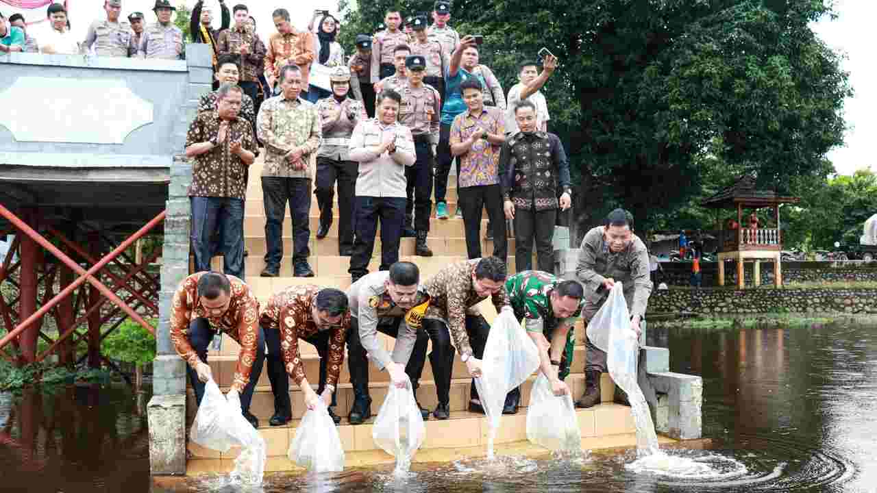 Kerja Bareng Pemkab dan Polres Muba, Tebar 100.000 Bibit Ikan di Danau Ulak Lia
