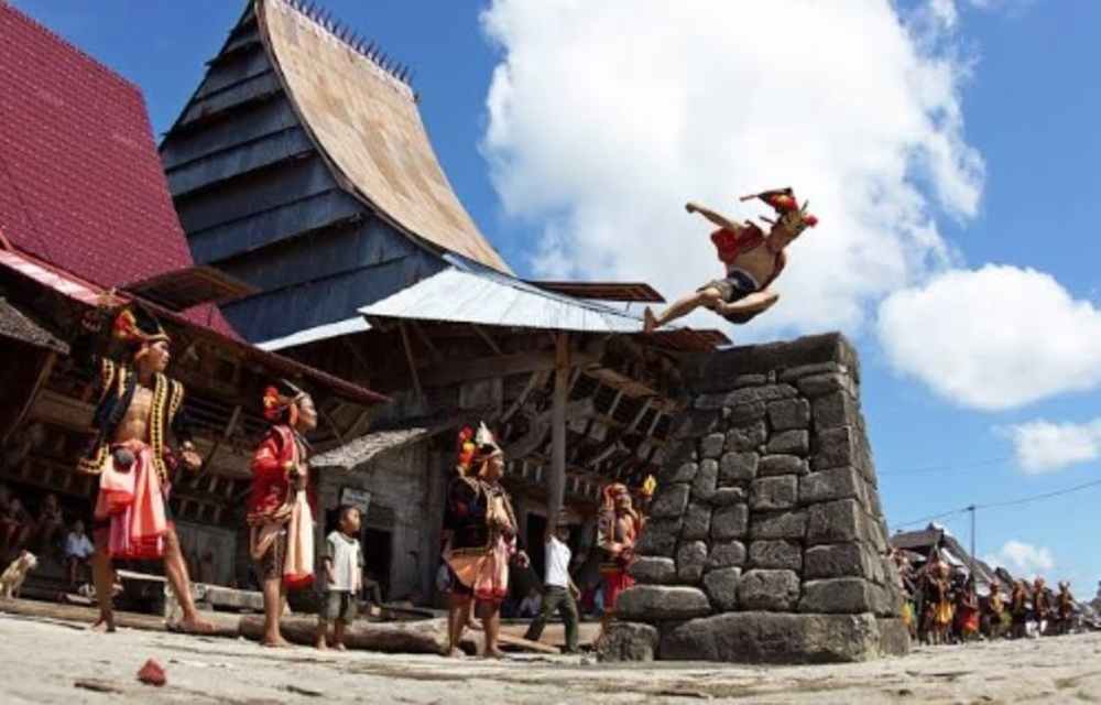 Suku Ini Dikenal Tangguh, Para Pemudanya Wajib Bisa Lompati Batu dengan Ketinggian Beberapa Meter 