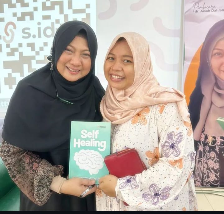 PENTING! Suami Sering Main HP Ketika di Rumah? Ini Nasihat Dr Aisyah Dahlan yang Bisa Para Istri Lakukan!