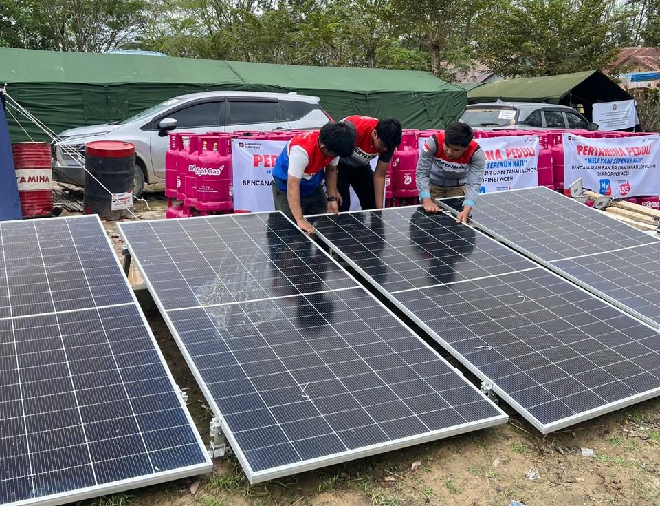 Pertamina Hadirkan Listrik Tenaga Surya, Terangi Tenda Pengungsi Aceh Tamiang