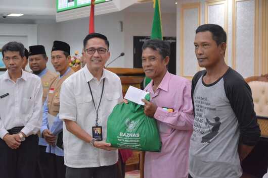200 Penggali Kubur dan Bilal Jenazah di Palembang Terima Bantuan Paket Sembako