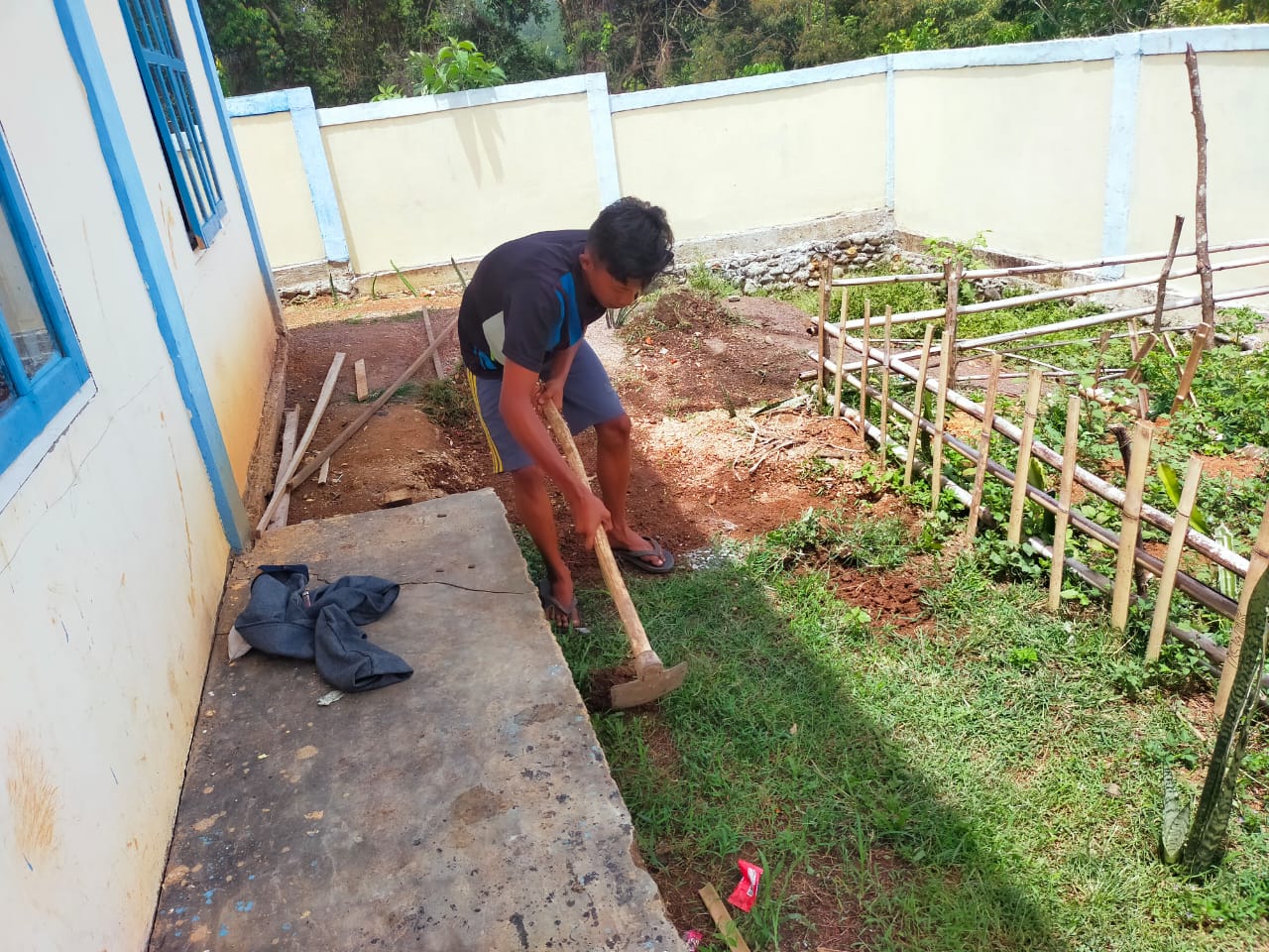Warga Desa Pagarbatu Inisiatif Bersihkan Rumput Halaman di TK/PAUD