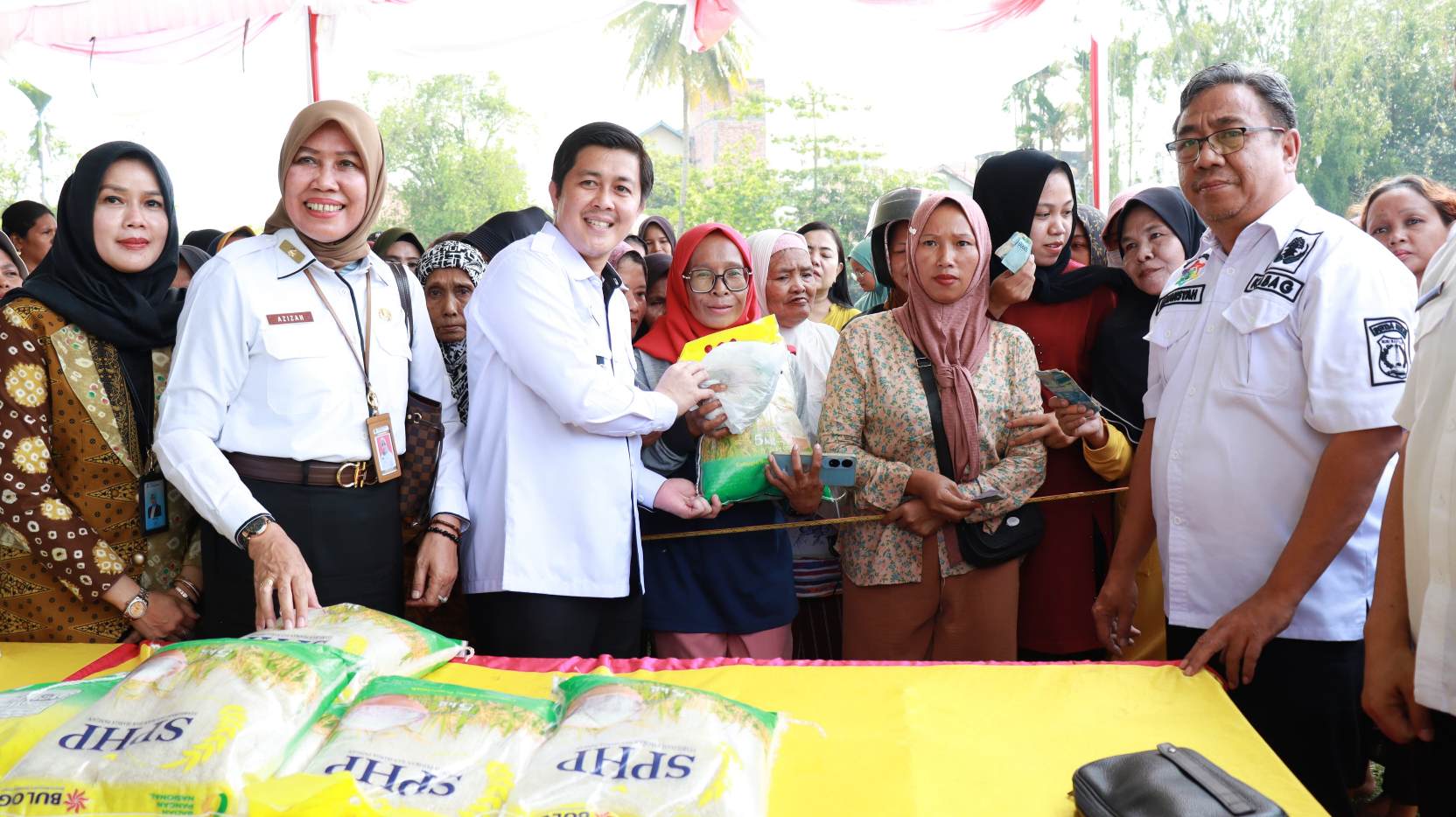 Warga Antusias Serbu Pasar Murah di Babat Toman Diadakan Pemkab Muba