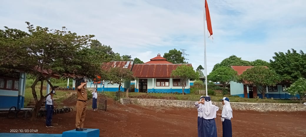 Upacara Bendera Sembari Sosialisasi, Camat Gumay Ulu Minta Pelajar Jauhi Benda Ini